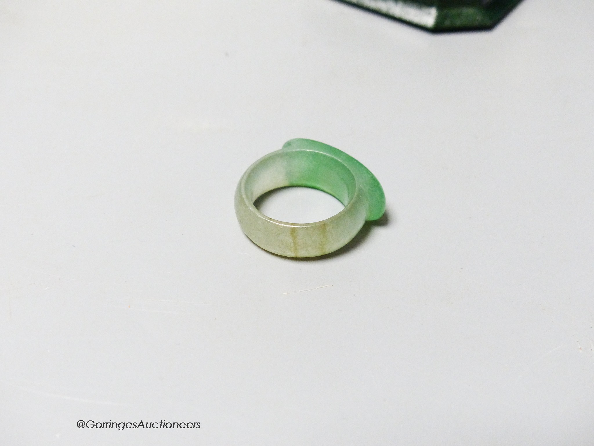 A Chinese jadeite ring, 19th/20th century, 22mm diameter